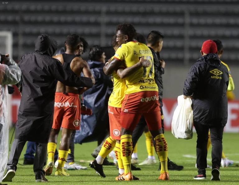 Futbolistas del Aucas celebran su primera victoria en el torneo Copa Libertadores. 