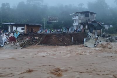 Río arrasó puente y afectó viviendas en San Luis de Pambil, provincia de Bolívar