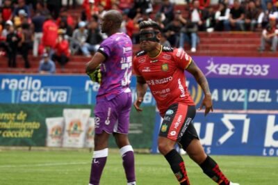 Sergio López, del Deportivo Cuenca, celebra el gol que anotó a Libertad de Loja.( API )