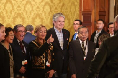El presidente Guillermo Lasso y gremios periodísticos, tras la firma del Decreto, el 23 de agosto de 2023. - Foto: Presidencia de la República
