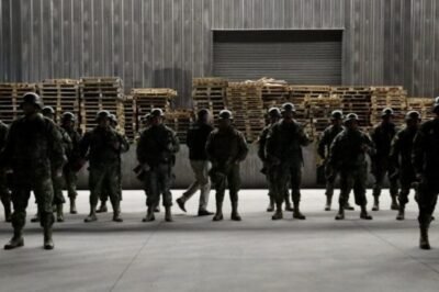 Elementos de las Fuerzas Armadas trasladando los kits electorales la madrugada del 6 de agosto de 2023