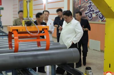 El líder de Corea del Norte, Kim Jong Un, en una visita a una fábrica de municiones, el 14 de agosto de 2023. - Foto: AFP