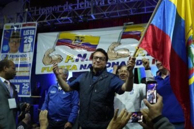 El candidato presidencial Fernando Villavicencio participa en un mitin de campaña, minutos antes de ser asesinado hoy, en Quito (Ecuador). Villavicencio fue asesinado este miércoles durante un tiroteo mientras realizaba una acto de campaña en un céntrico sector de Quito.
