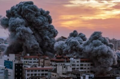 El humo se eleva después de que aviones de combate israelíes atacaran la torre Palestina en la ciudad de Gaza, el 7 de octubre de 2023. A principios de octubre de 2023 se lanzaron andanadas de cohetes desde la Franja de Gaza en un ataque sorpresa reivindicado por el movimiento islamista Hamás. En una declaración televisada, el primer ministro israelí dijo que el país está en guerra.