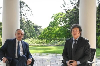 El presidente argentino, Alberto Fernández (i), y el mandatario electo, Javier Milei, se reunieron este martes en la Quinta de Olivos( EFE )
