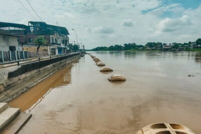 Imagen referencial del malecón de Salitre, en Guayas, y de los recintos ubicados al otro lado de la ribera. - Foto: Prefectura del Guayas