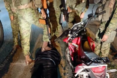Militares detienen a un sujeto en un operativo en Esmeraldas el 27 de noviembre de 2023. - Foto: Fuerzas Armadas