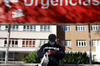 Un hombre lleva una mascarilla en el exterior de un centro sanitario en Madrid.( EFE )
