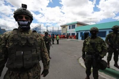 AME1364. LATACUNGA (ECUADOR), 22/02/2024.- Miembros de las Fuerzas Armadas recorren la cárcel de Cotopaxi durante un operativo de control este jueves en Latacunga (Ecuador). Más de mes y medio después de que se declarase el "conflicto armado interno" contra el crimen organizado en Ecuador, las cárceles permanecen bajo control de las Fuerzas Armadas para arrebatar a las bandas criminales el control interno de las prisiones.