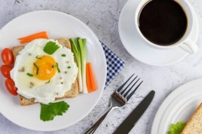 Los huevos y el café forman parte de los desayunos de muchas personas alrededor del mundo. ( Freepick )