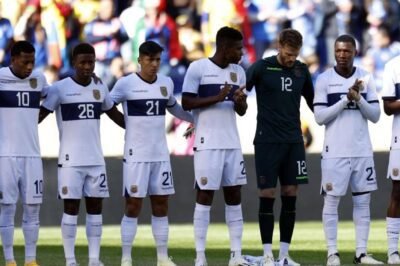 Jugadores de la Selección de Ecuador ante de que inicie el partido ante Italia ( API )